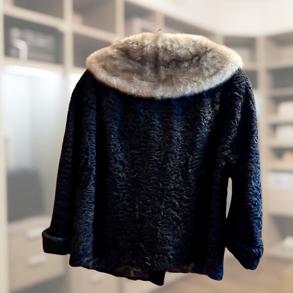 “Elegant vintage Persian Lamb Fur Jacket with a luxe pale mink collar. Timeless, - Picture 2 of 5